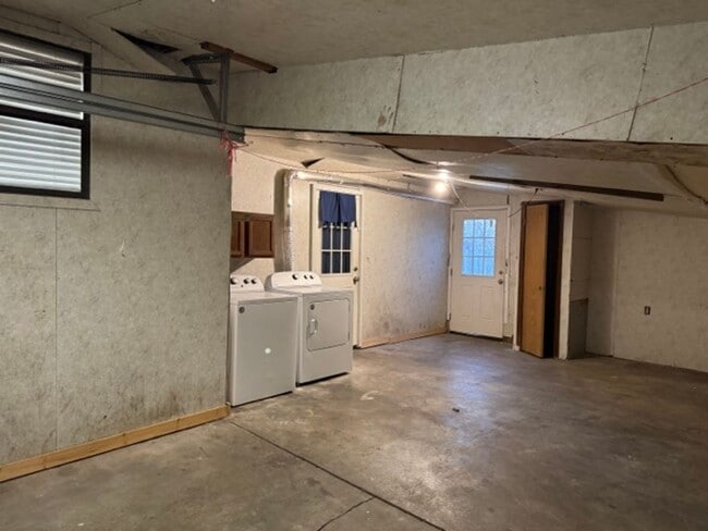 Building Photo - 2 Bedroom, 1 Bath, 1 Car Garage, Appliance...