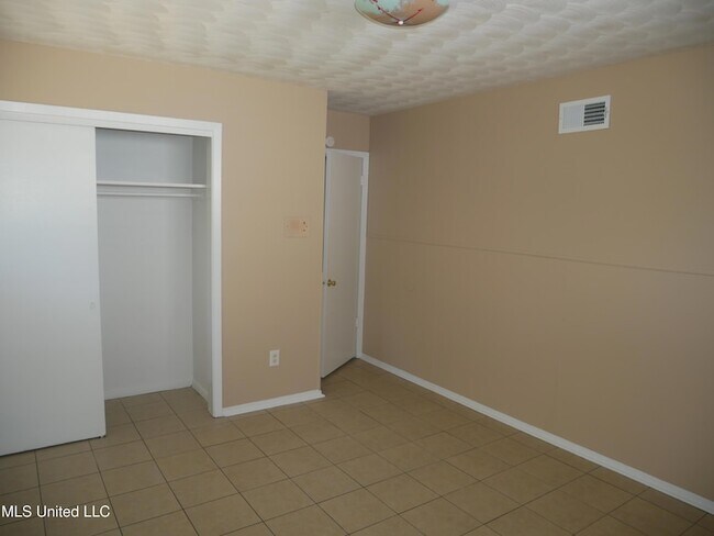 Building Photo - 1416 Vicksburg Dr