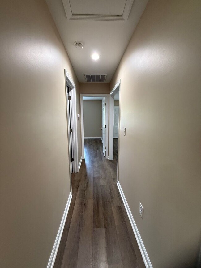 Building Photo - Nice 2 Bedroom, 2 bath duplex.