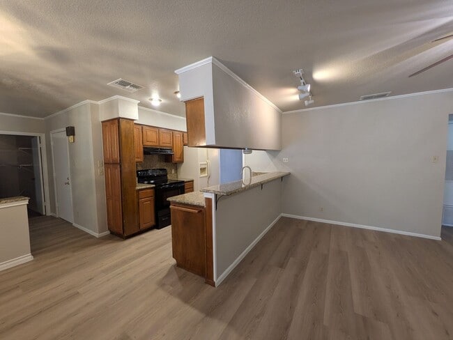 Building Photo - 6618 Cloverbend St