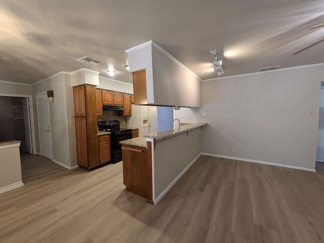 Building Photo - Leon Valley Gem!!