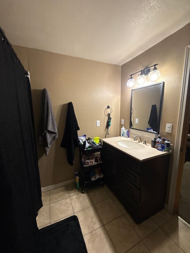 Building Photo - 3 bedroom / Home in North Pole / Pet friendly!