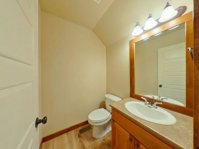 Building Photo - PET FRIENDLY! Beautiful 3 bedroom 2 1/4 bath townhouse in 4 Corners! Fenced backyard!