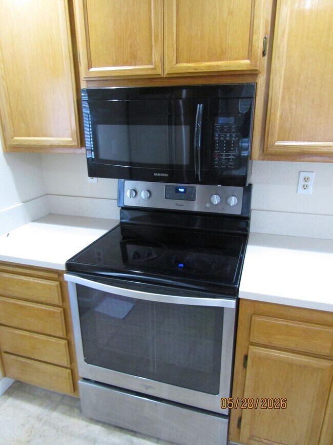 Building Photo - Beautiful single story 3 bedroom house with large back yard. Private cul- de- sac. Bonus office/ ...