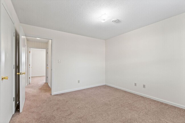 Building Photo - 112 Stephanie Dr