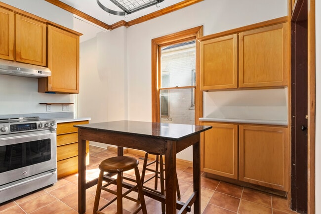 Building Photo - 1124 E