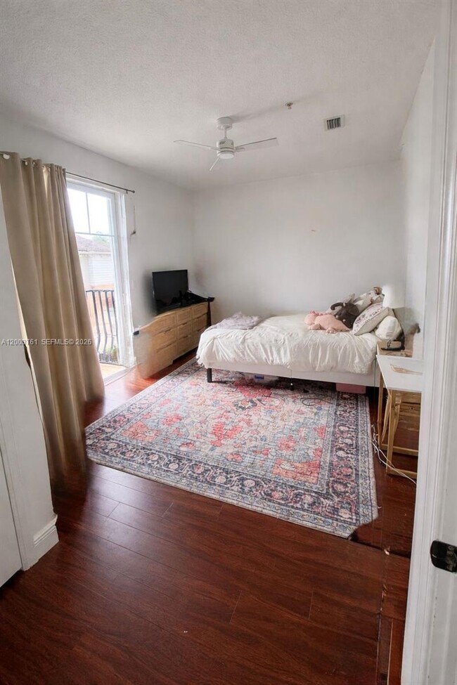 Building Photo - 556 NW 39th Cir