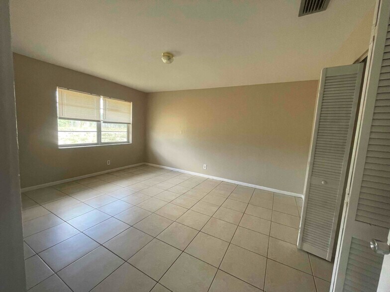 Primary Photo - 1570 E Breezy Ln