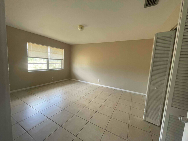Primary Photo - 1570 E Breezy Ln
