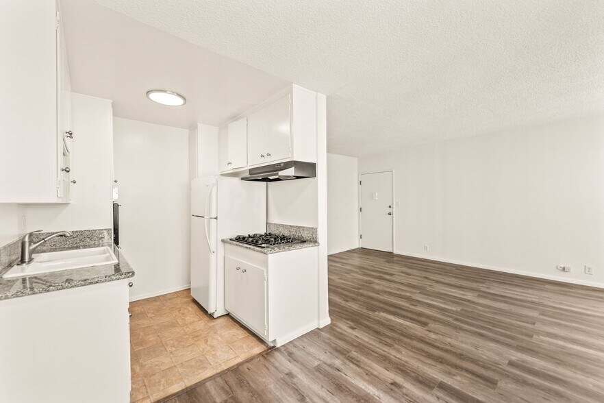 Building Photo - 714 W Knoll Dr