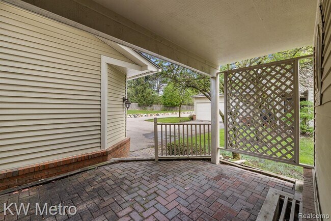 Building Photo - 5652 Drake Hollow Dr E