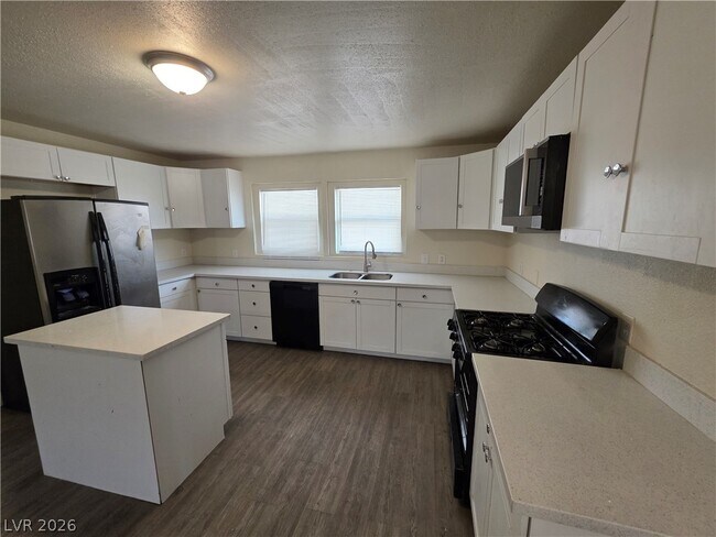 Building Photo - 1590 Mustang Dr