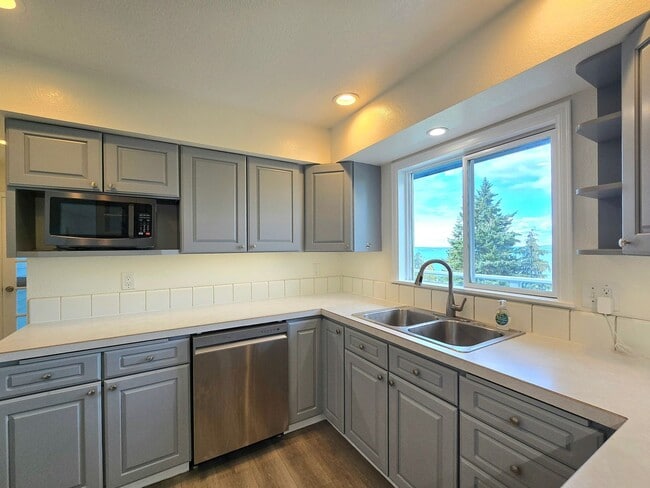 Building Photo - 2 Bedroom Home with Sound, Island and Ferr...