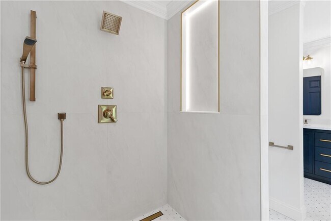 Building Photo - 1296 Hilton Dr