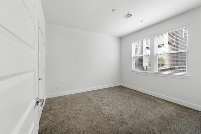 Building Photo - 2737 Clinton Dr