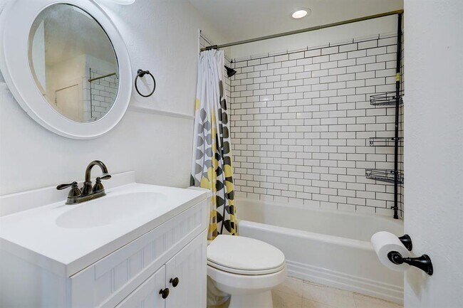 Building Photo - 2610 White Oak Dr