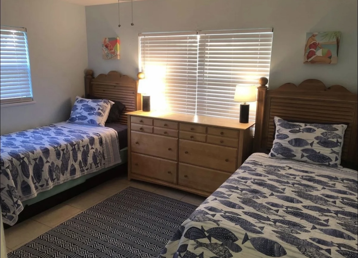 Front bedroom with Twin beds or - 1630 6th Ave