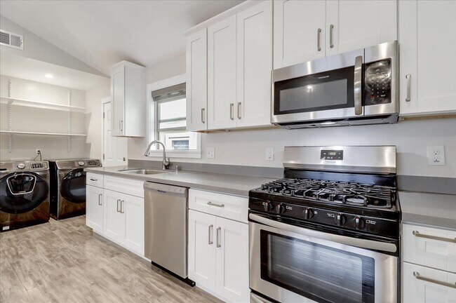 Building Photo - 683 Harbour Way