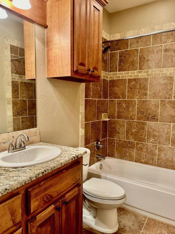 Building Photo - 1534 NE Stone House Dr