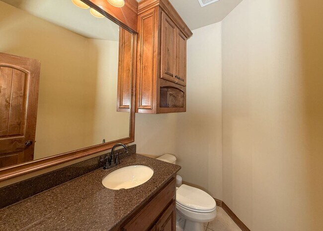 Building Photo - 3 Bed, 2.5 Bath Home in Oxford Park – Open Layout & Tall Ceilings