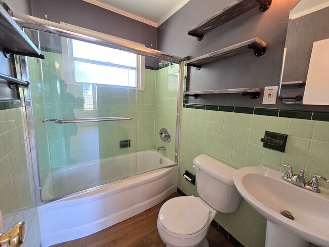 Building Photo - Charming 3 Bed / 2 Bath Annual Rental in S...
