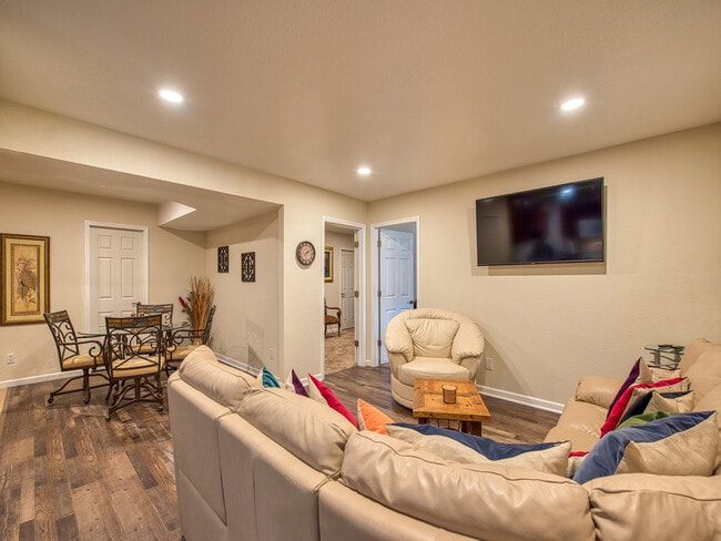 Building Photo - 7 Higel Ln