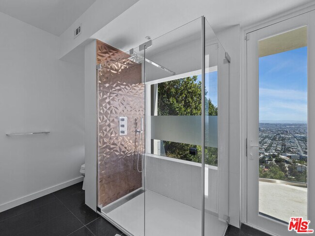 Building Photo - 8460 Cole Crest Dr