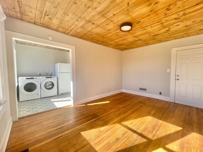 Building Photo - Centrally Located 1 bedroom 1 bath -  wate...