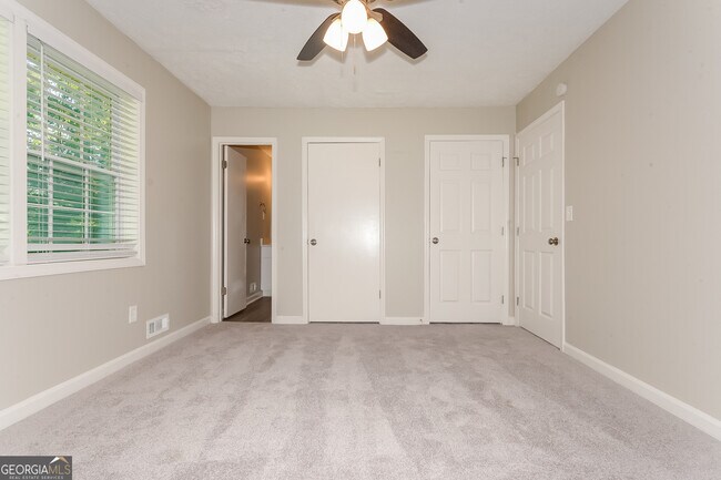 Building Photo - 3080 Chippewa Dr