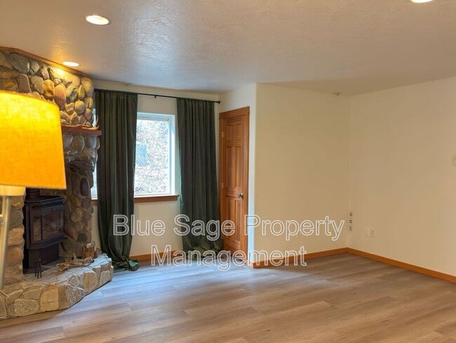 Building Photo - 241896 US-101