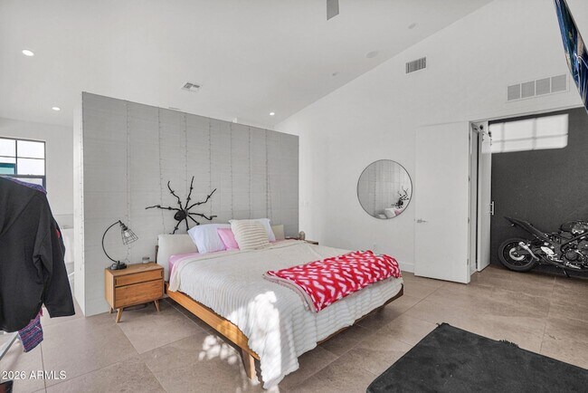 Building Photo - 8430 S 10th Ln