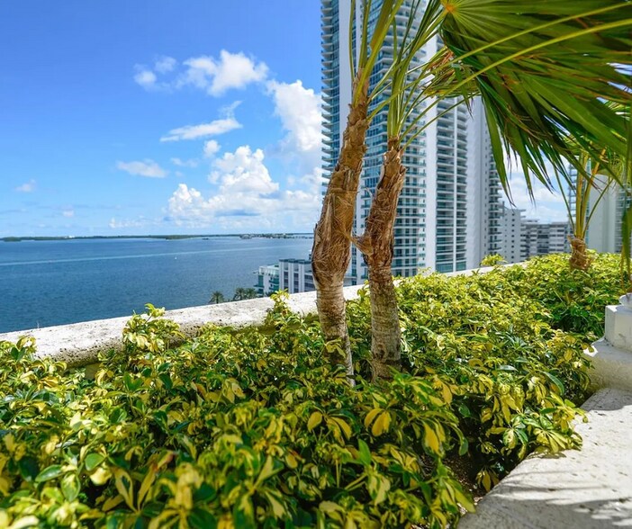 Building Photo - 1200 Brickell Bay Dr