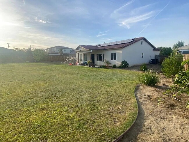 Building Photo - "Charming 3-Bed Oasis with 2 Baths & 1749 Sq Ft of Comfort in Bakersfield!"