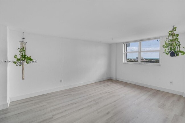 Building Photo - 6900 Bay Dr
