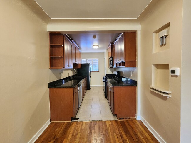 Building Photo - 2 Bed 1 Bath Unit In Great Location of Den...