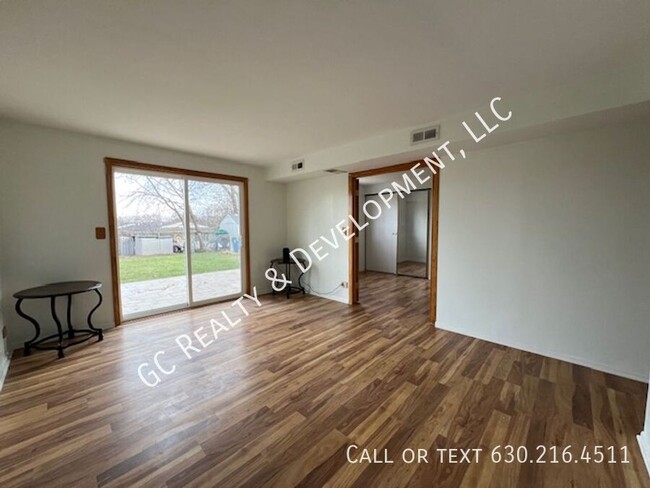 Building Photo - ***SCHAUMBURG DUPLEX / 2BDRM - 2BTH / SS A...