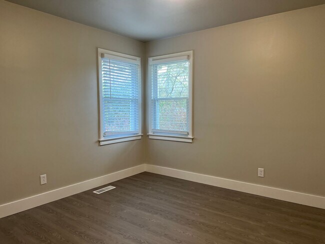 Building Photo - Newly Renovated 3/1 in Greenville!