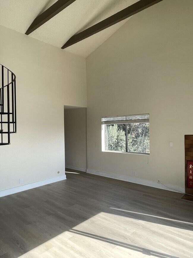 Building Photo - 704 Lookout Dr