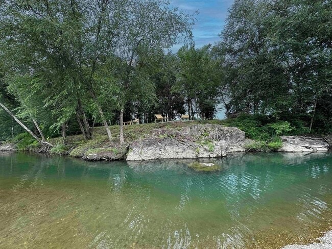 Building Photo - 896 Vaughn Rd