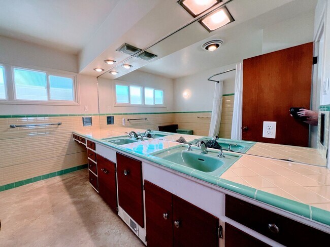 Building Photo - 3 Bed, 2 Bath, 2 Car Garage with Ocean Vie...