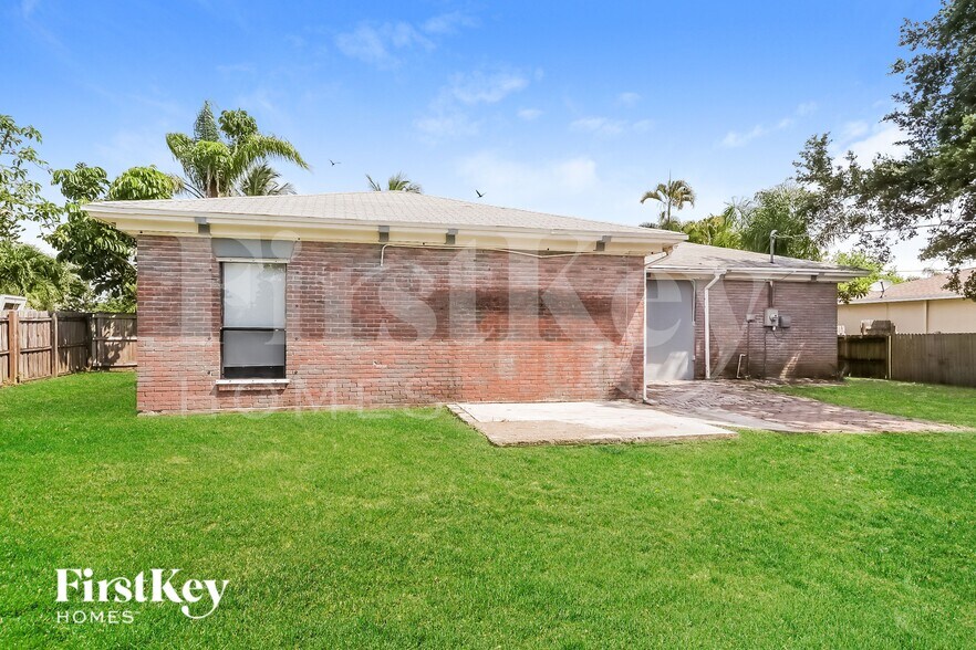 Building Photo - 438 SE Streamlet Ave