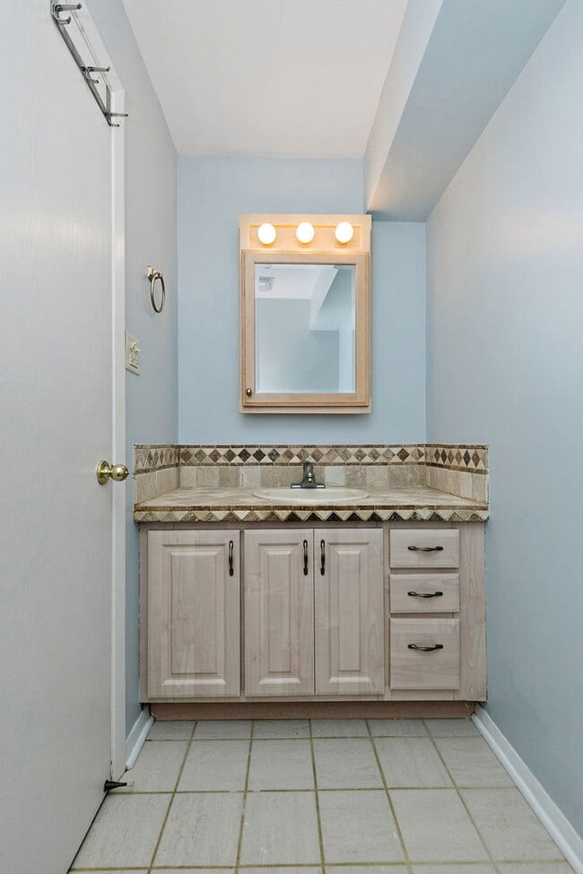 Building Photo - 1126 Tiverton Ct
