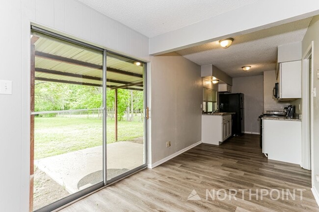 Building Photo - Mesmerizing Single Family Home | 3 BR/1.5 BA | 1-Car Covered Parking | Front and back yard!