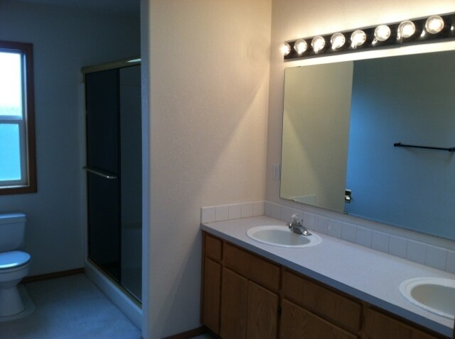 Building Photo - Love the Location in this Spacious 4-Bedro...