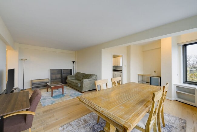 Building Photo - Great 1BR in Cathedral Heights! Fully furnished!