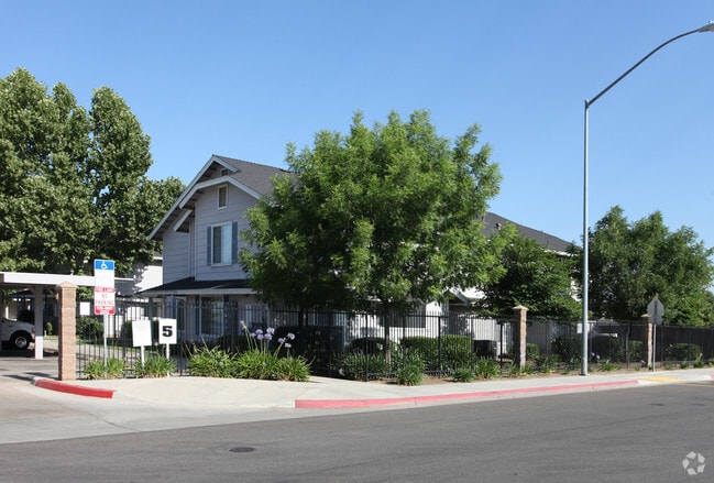 Building Photo - Green Street Townhomes