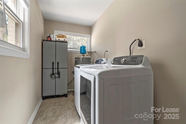 Building Photo - 2521 Dora Dr