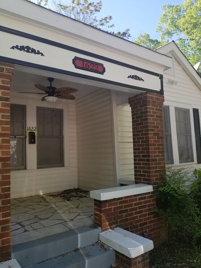 Building Photo - 1622 Christine Drive . Central air and hea...