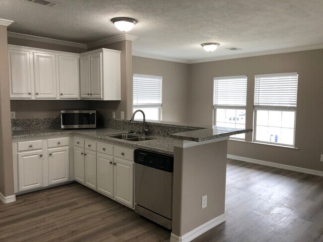 Building Photo - 148 Varsity Cir