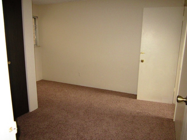 Building Photo - 1 Bd. w/ Study, inexpensive utilities